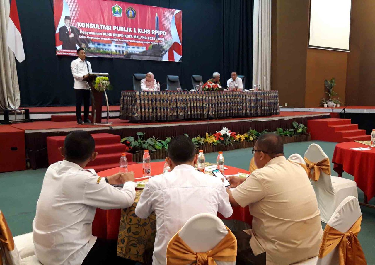 Penjabat Wali Kota Malang Wahyu Hidayat saat konsultasi publik tahap pertama Penyusunan KLHS RPJPD Kota Malang 2025-2045, Rabu (1/11). Foto : Dok. Jatimkini