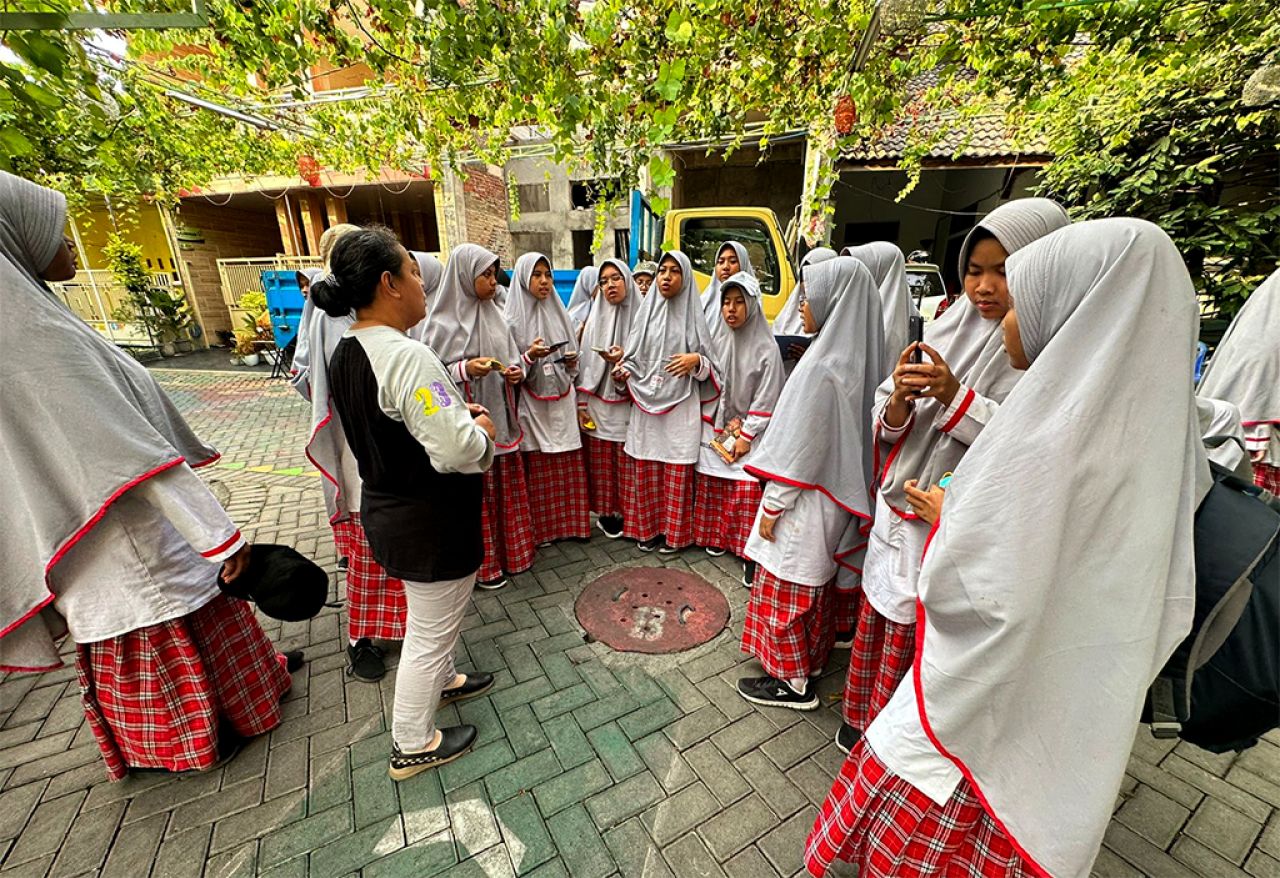Kade lingkungan Kampung Edukasi Sampah, Retno Mulyo memberikan materi pentingnya menjaga keseimbangan lingkungan kepada pelajar SMPIT Sidoarjo. (Foto: dok. KES)