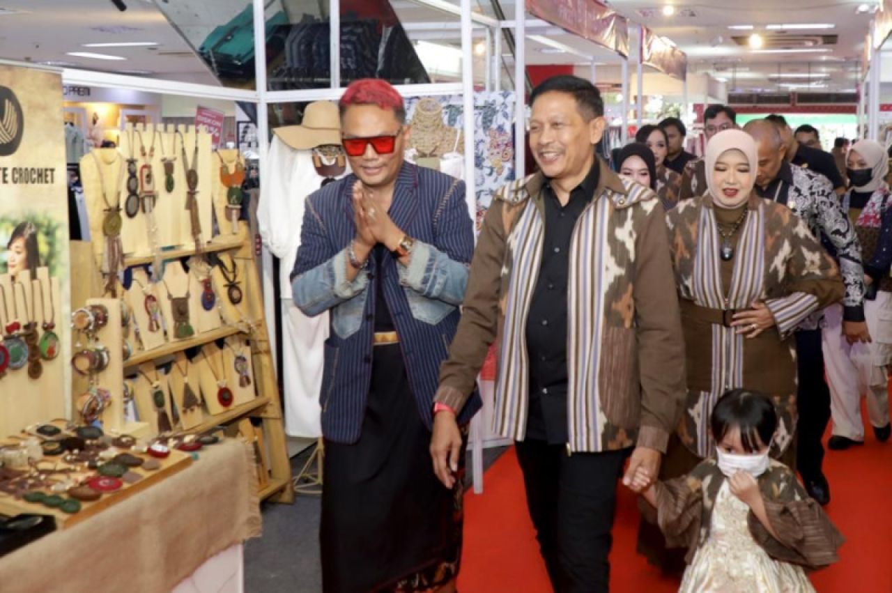 Penjabat Wali Kota Malang Wahyu Hidayat (kedua dari kiri) saat Malang Fashion Week, Kamis (2/11). Kota Malang mendeklarasikan ekraf sebagai simbol kepahlawanan lokal di era modern. Foto : Prokopim Kota Malang