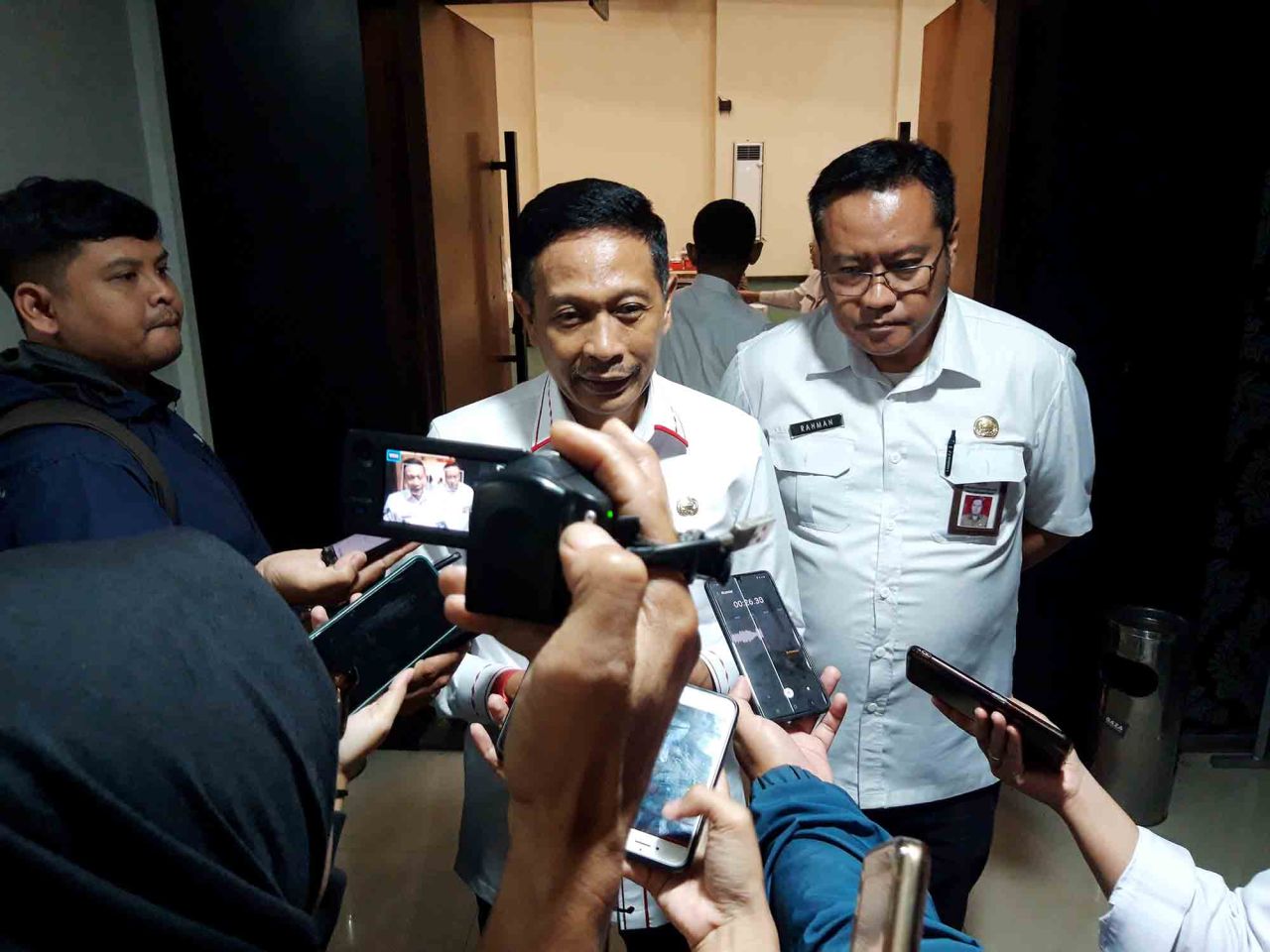 Penjabat Wali Kota Malang Wahyu Hidayat dan Kepala Dinas Lingkungan Hidup Kota Malang Noer Rahman Wijaya menjelaskan peningkatan indeks kualitas lingkungan hidup, Rabu (1/11). Foto : Jatimkini/Bagus Suryo