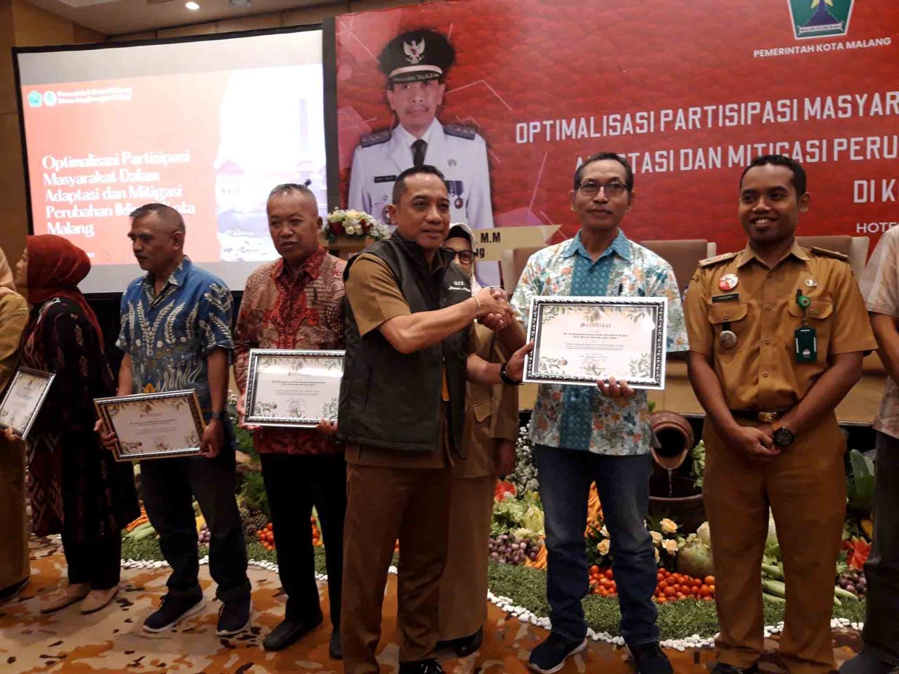 Sekretaris Dinas Lingkungan Hidup Kota Malang Sony Bachtiar menyerahkan sertifikat Proklim Utama. Foto : Dok. Jatimkini