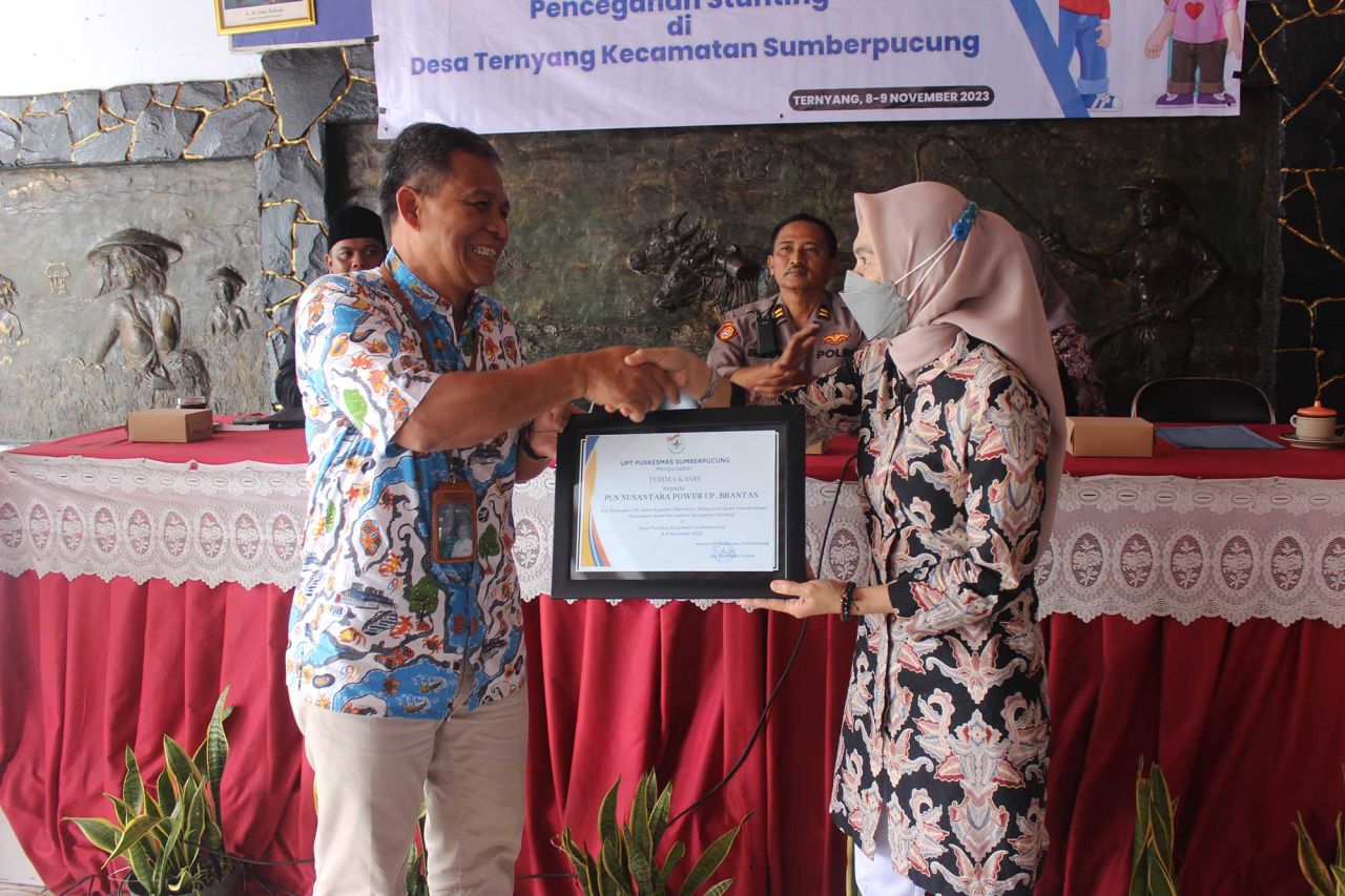Manager Keuangan dan Administrasi PT PLN NP UP Brantas Mohamad Najib menerima penghargaan berkontribusi menurunkan stunting di Desa Ternyang, Kecamatan Sumberpucung, Kabupaten Malang, Jawa Timur, Kamis (9/11). Foto : Jatimkini/Bagus Suryo