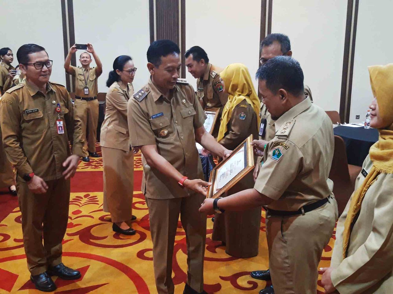 Penjabat Wali Kota Malang Wahyu Hidayat menyerahkan sertifikat kepada lurah Lesanpuro yang menerapkan STBM, Selasa (14/11). Foto : Jatimkini/Bagus Suryo