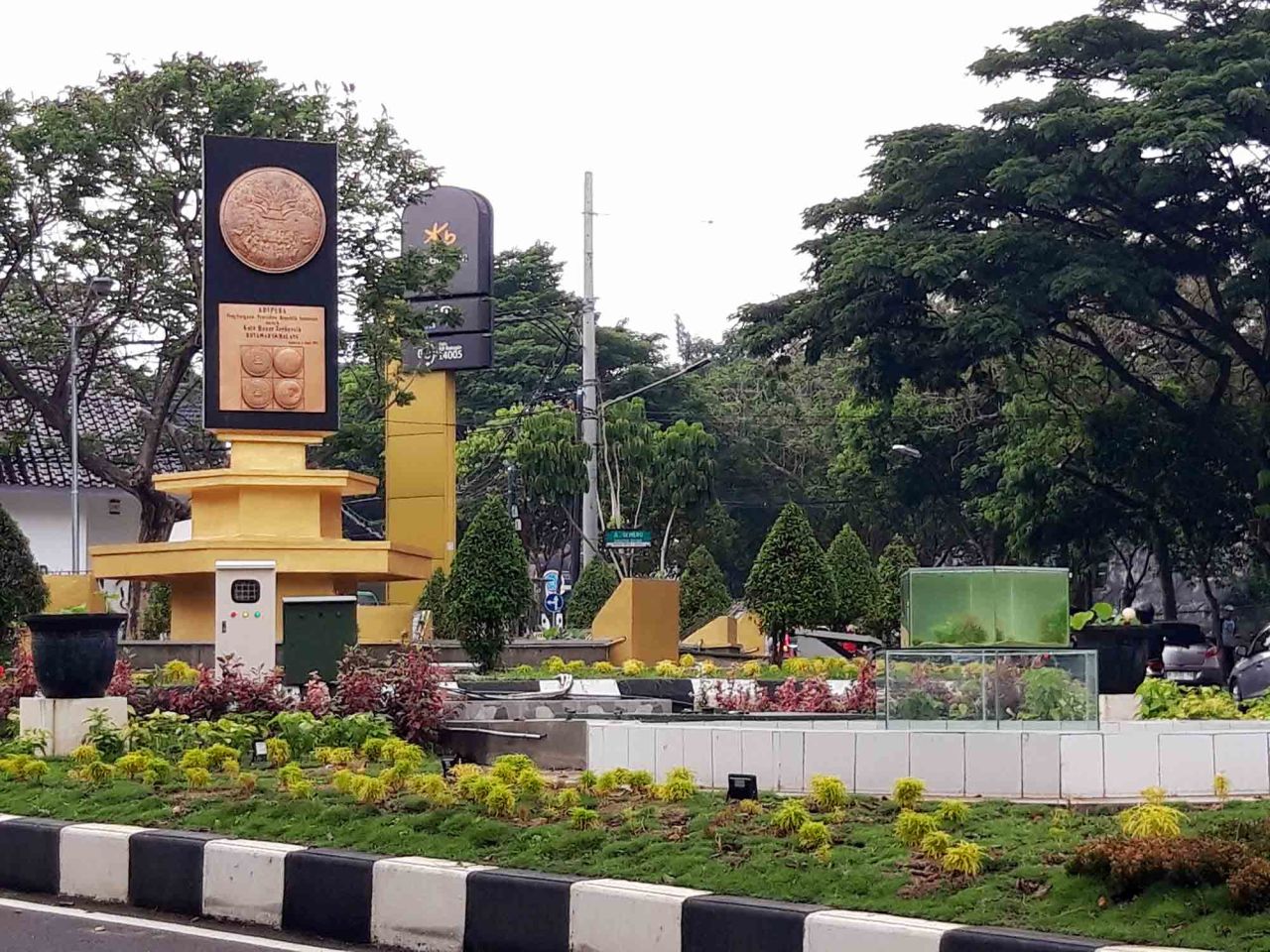 Taman kota di sekitar Jalan Semeru Kota Malang.