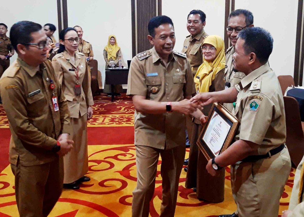Penjabat Wali Kota Malang Wahyu Hidayat saat menyerahkan sertifikat kelurahan STBM, Selasa (14/11). Foto : Jatimkini/Bagus Suryo