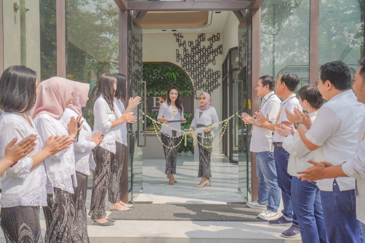 Branch Manager Surabaya PT Bank Neo Commerce, Tbk Diana Rety (kanan) Lakukan Prosesi  Peresmian Smart Branch Surabaya (8/11/2023)