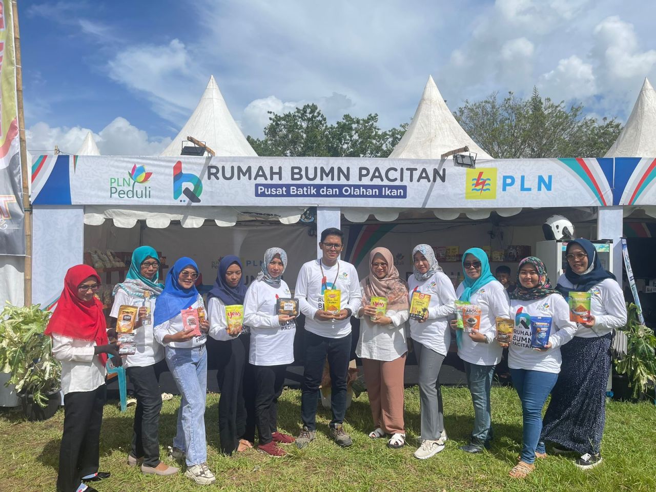 PLN Unit Layanan Pelanggan Pacitan gandeng Rumah BUMN Pacitan untuk kenalkan PLN Mobile dan Produk UMKM. (Foto: PLN for Jatimkini.com)