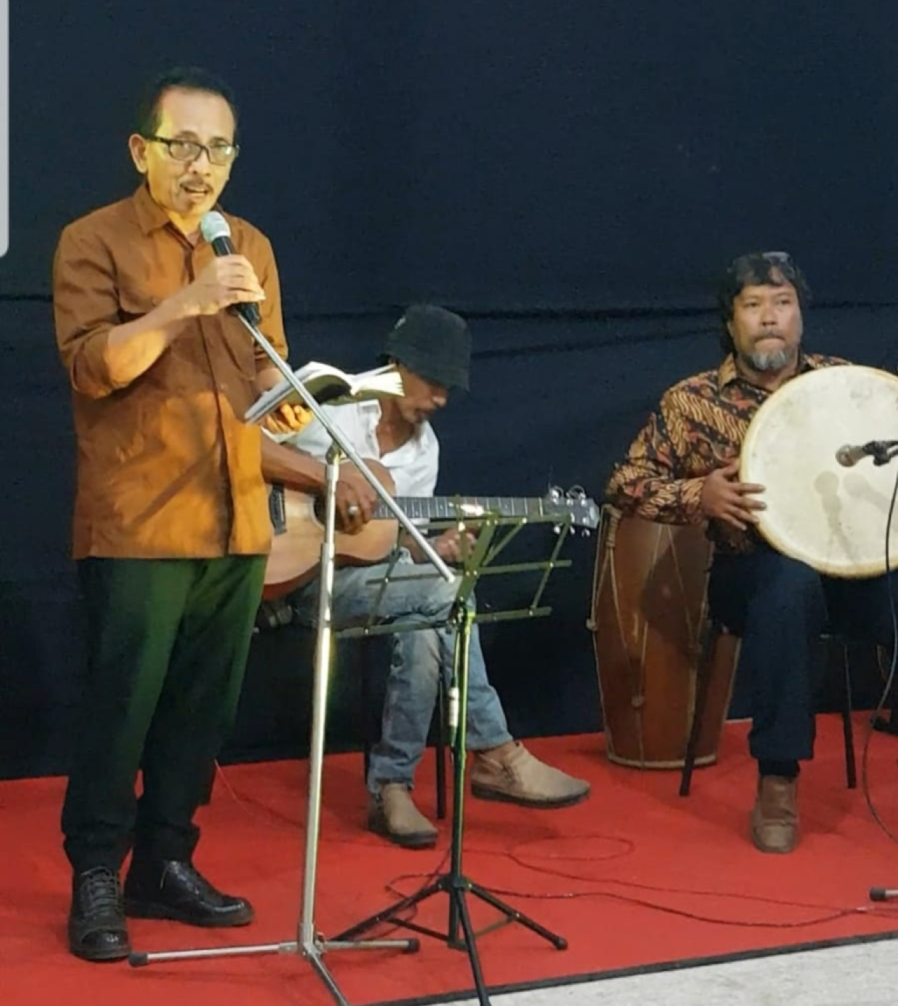 AH. Thony membacakan puisi di HUT. BMS ke 51 tahun di Balai Pemuda Surabaya, 23 Desember 2023 malam lalu. ( Foto: Jatimkini.com / Rokimdakas