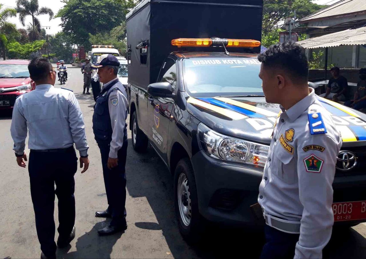 Petugas melakukan operasi parkir liar di kawasan terminal Arjosari, Malang, Jawa Timur, Selasa (21/11).