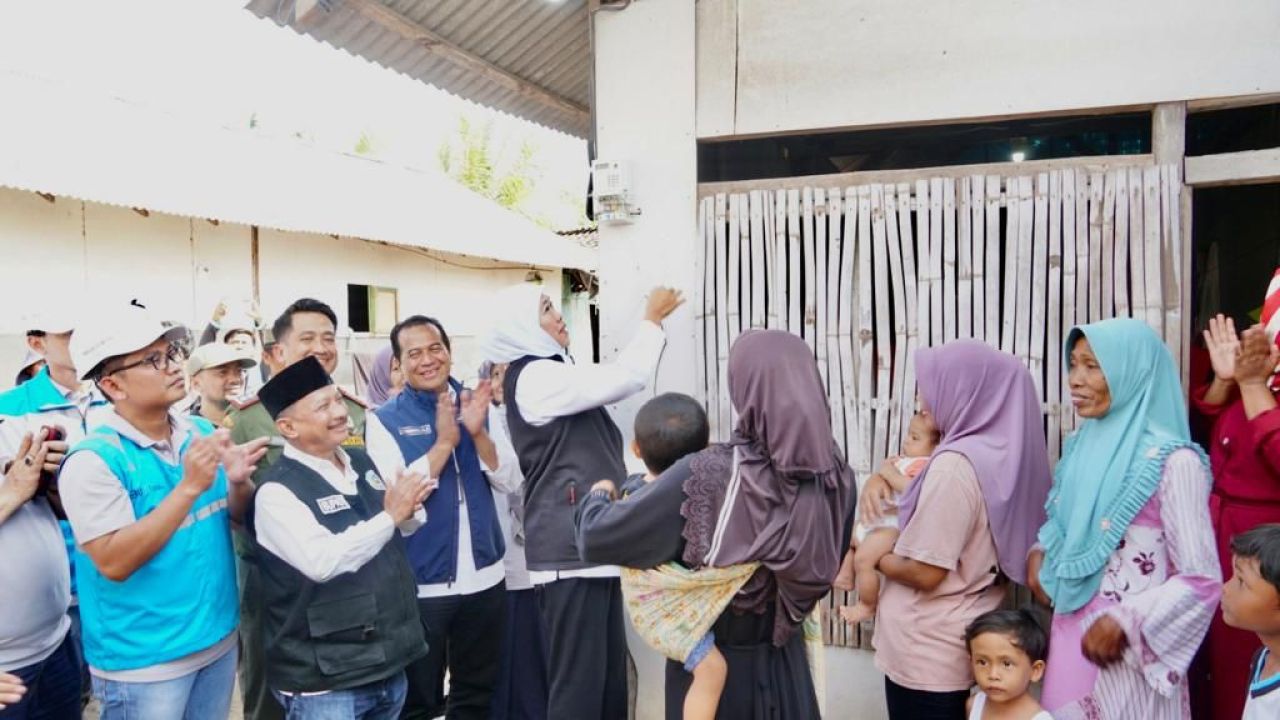Gubernur Jatim Khofifah didampingi Bupati Situbondo, Kepala Taman Nasional Baluran dan Senior Manager Perencanaan PT PLN (Persero) UID Jawa Timur, Agus Setiono menyalakan di salah satu rumah pelanggan. (Foto: PLN for Jatimkini.com)