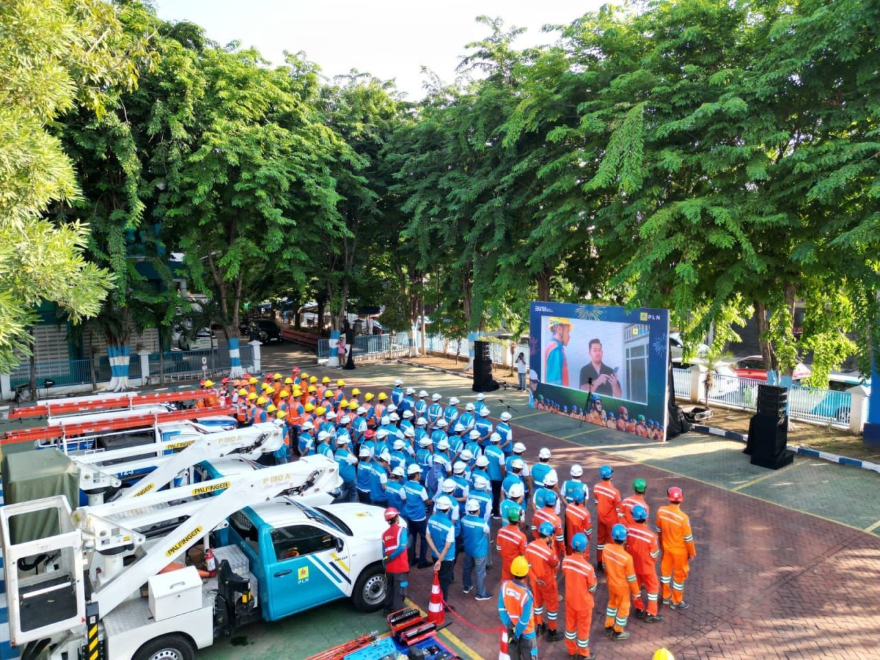 PT PLN (Persero) Unit Induk Distribusi (UID) Jawa Timur gelar apel kesiapan siaga natal dan tahun baru di lapangan PLN Unit Layanan Pelanggan (ULP) Ngagel. (Foto: PLN for Jatimkini.com)