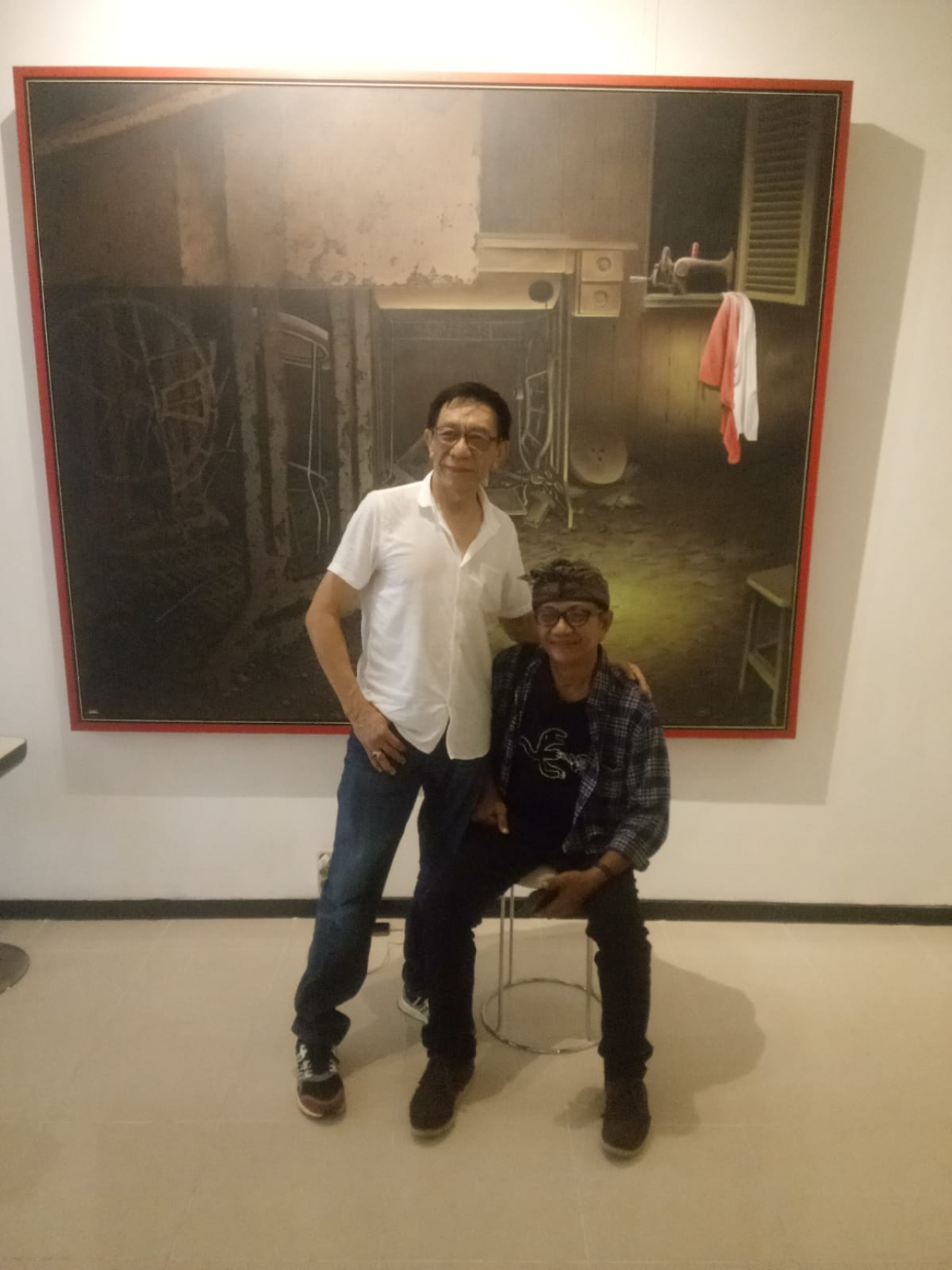 Freddy berpose di depan lukisan karya  Supar Pakus bersama Rokimdakas, ( Foto : Jatimkini.com )