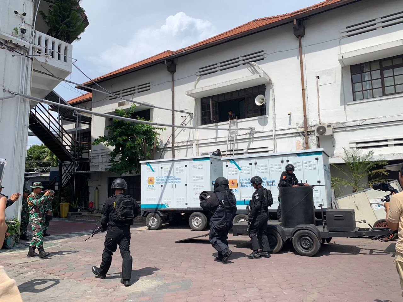 PT PLN (Persero) Unit Induk Distribusi (UID) Jawa Timur menggelar simulasi Tanggap Darurat Huru-hara dan Kebakaran. (Foto: PLN for Jatimkini.com)