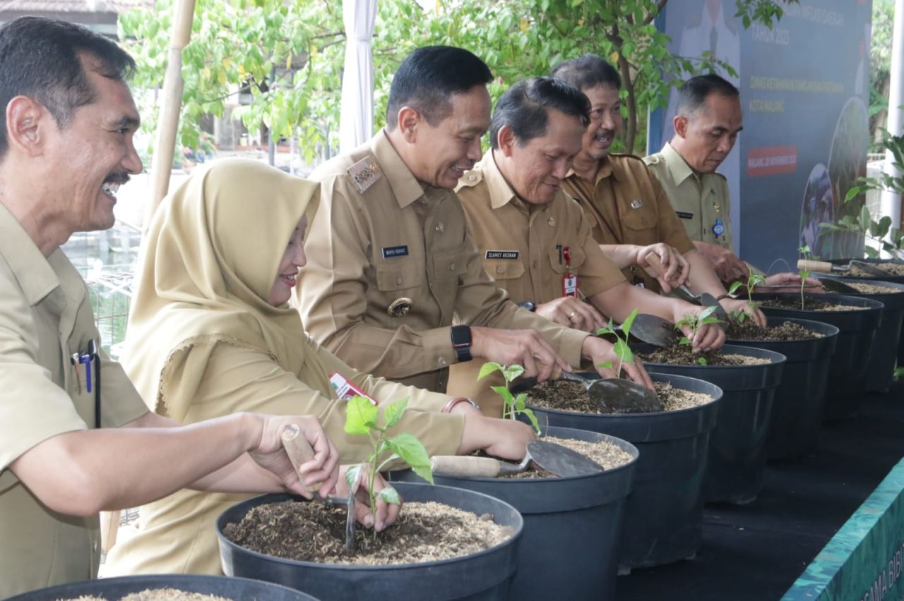 Penjabat Wali Kota Malang Wahyu Hidayat (ketiga dari kiri) dan Kepala Dispangtan Kota Malang Slamet Husnan Hariadi bersama kepala organisasi perangkat daerah menanam cabai, Selasa (28/11). Foto : Dok. Prokopim Kota Malang