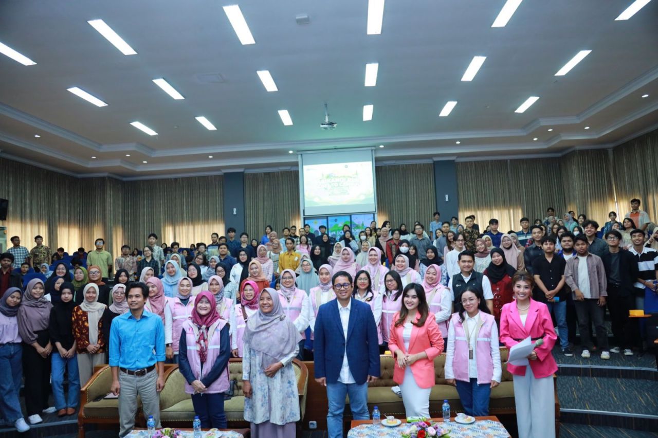 Srikandi PLN UID Jatim ajak ratusan mahasiswa FEB-UB Malang pada seminar bertajuk PLN Transformation : Answering Business Challenges Today and Future, Kamis (30/11). (Foto: PLN for Jatimkini.com)