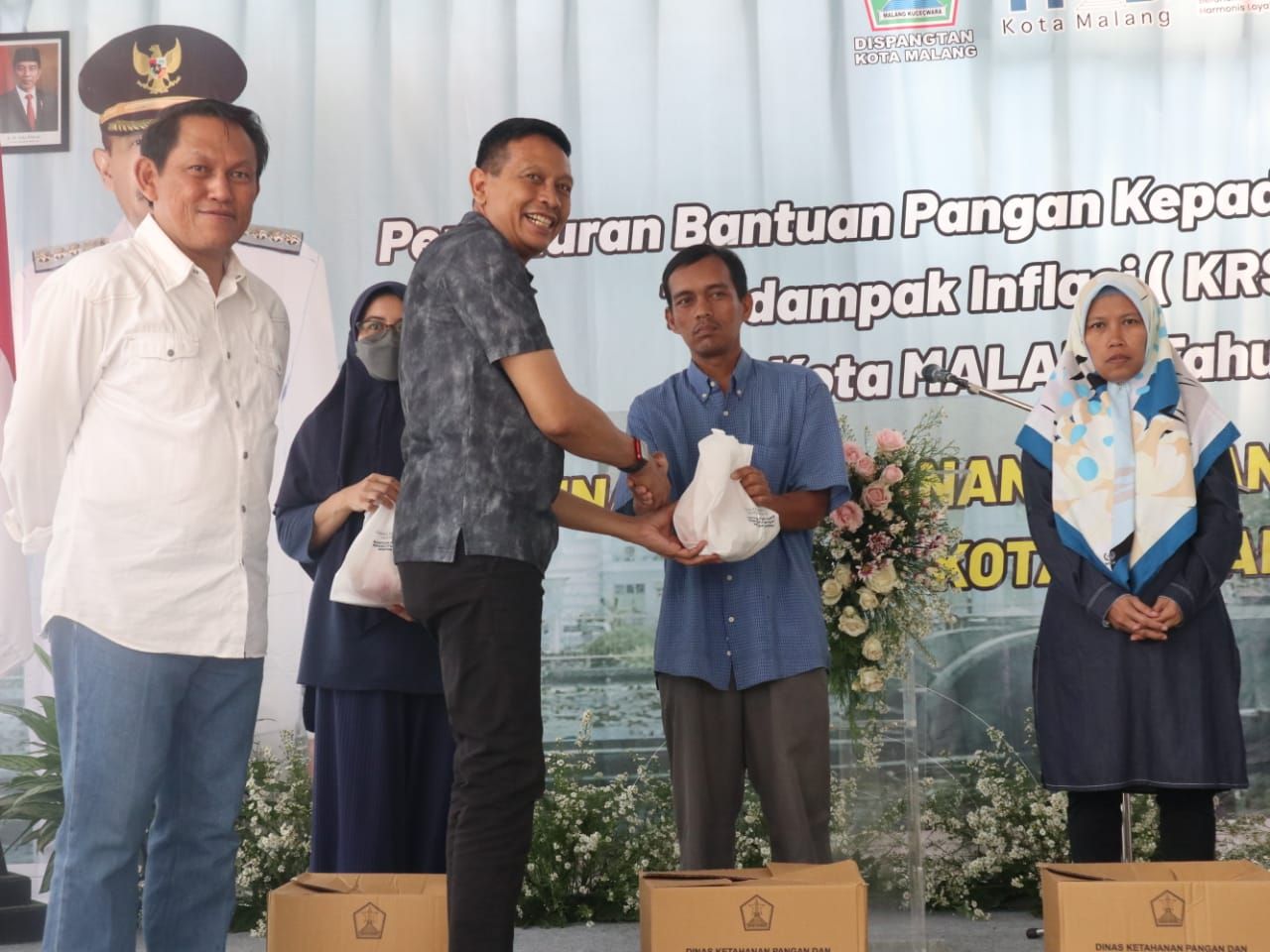 Penjabat Wali Kota Malang Wahyu Hidayat dan Kadispangtan Slamet Husnan Hariadi menyerahkan paket bantuan pangan kepada keluarga rawan stunting di Kota Malang, Jawa Timur. Foto : Dok. Diskominfo Kota Malang