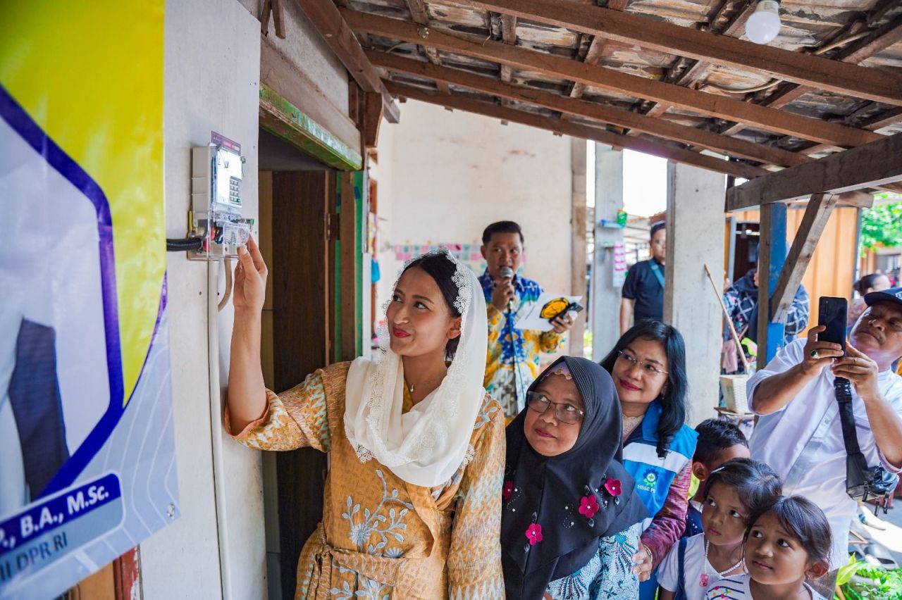 Anggota Komisi VII DPR RI Dyah Roro Esti Widya Putri saat  menyalakan sambung baru di Desa Dapet, Kecamatan Balongpanggang, Kabupaten  Gresik, Kamis (30/11). (Foto: PLN for Jatim kini.com)