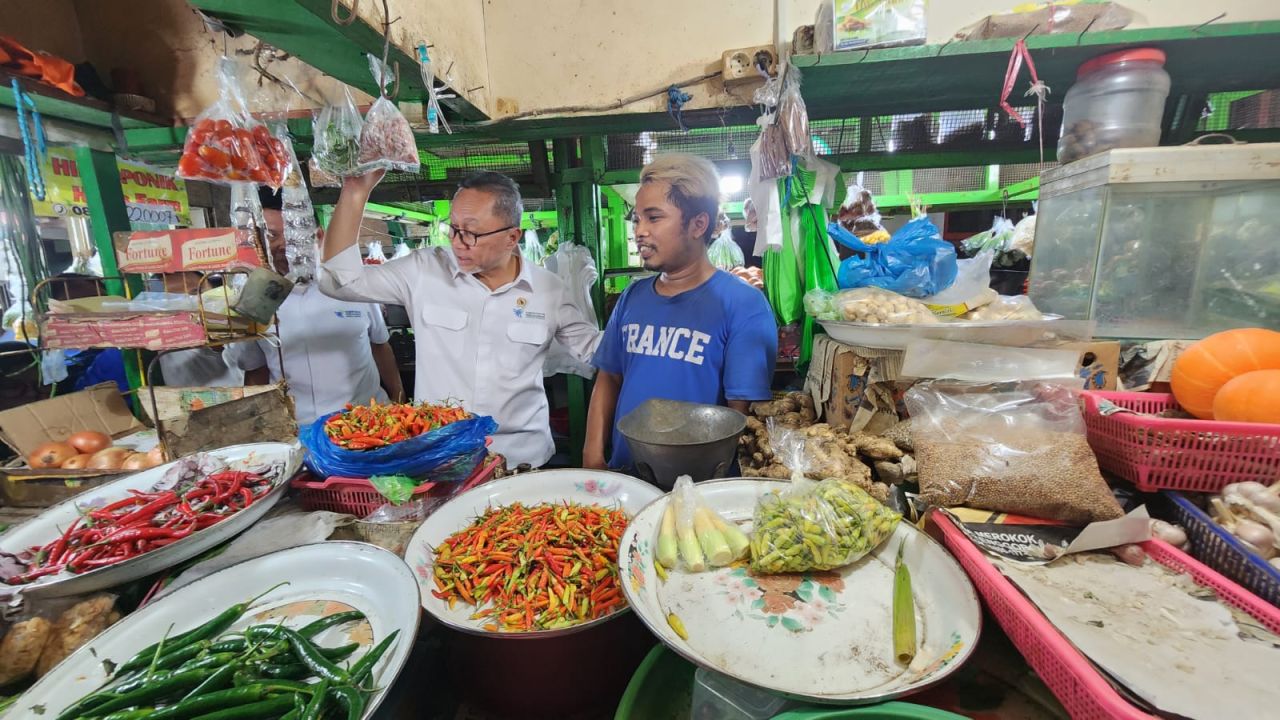 Menteri Perdagangan Zulkifli Hasan saat menggelar sidak di Pasar Genteng Baru Surabaya ( Foto : Jatimkini.com / Alvian Yoananta )