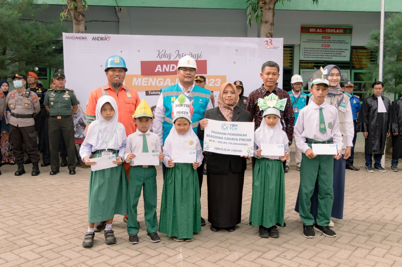 PLN Peduli menghadirkan kelas inspiratif di sekolah binaan yakni Sekolah Sungai Gunung Anyar Tambak Surabaya, Rabu (6/12).  (Foto: PLN for Jatimkini.com)