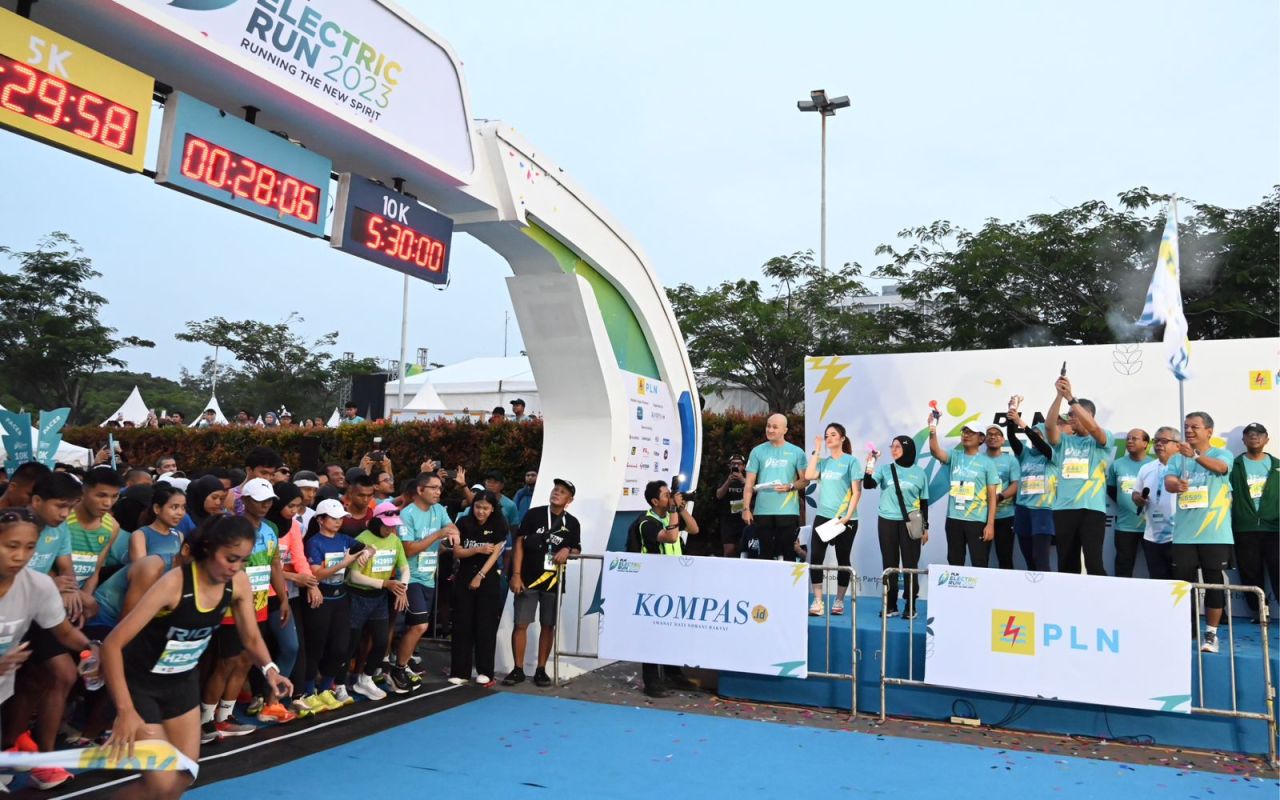Direktur Utama PLN Darmawan Prasodjo, Wakil Komisaris Utama PLN Suahasil Nazara, serta jajaran Komisaris dan Direksi PLN melepas peserta PLN Electric Run 2023 di Scientia Square Park, Minggu (10/12/2023). (Foto: PLN for Jatimkini.com)