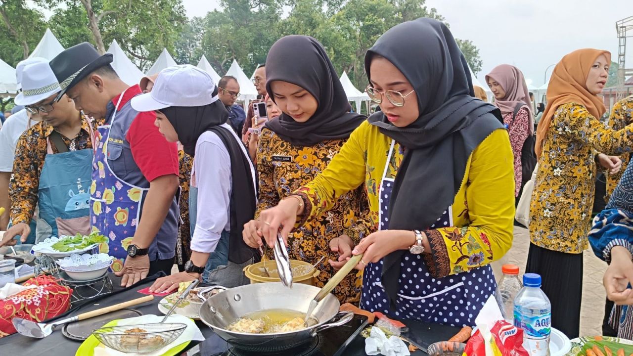 PLN UP3 Mojokerto ajak masyarakat memasak dengan kompor induksi dalam "Festival Ote-Ote" di Taman Bahari Mojopahit, Kelurahan Blooto, Kecamatan Prajurit Kulon, Kota Mojokerto pada Jumat Sore (07/12). (Foto: PLN for Jatimkini.com)
