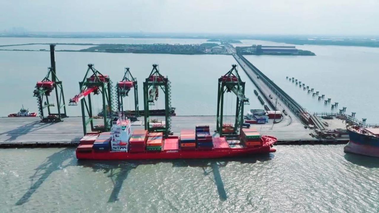 Terminal Teluk Lamong (TTL) anak usaha dari Sub Holding Pelindo Terminal Petikemas (SPTP) dipercaya melayani kapal MV. Asterios milik VASI Shipping Line ( Foto : TTL for Jatimkini.com )