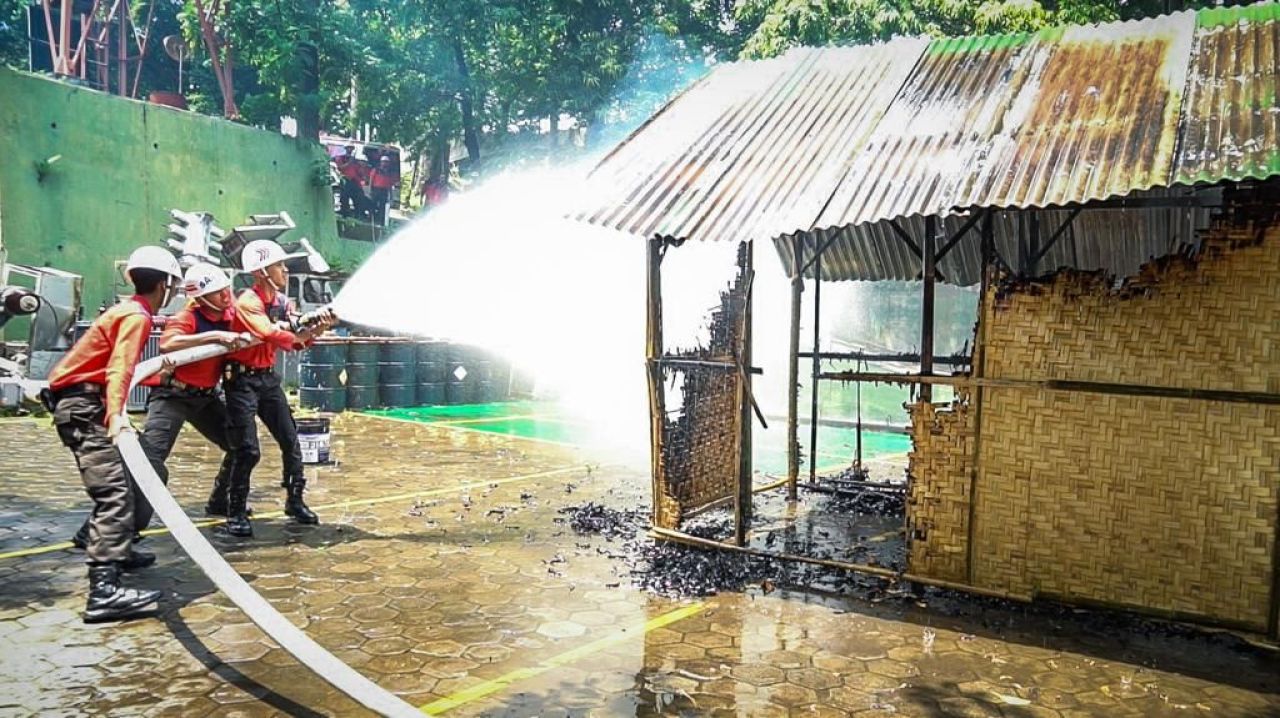 PLN Unit Pelaksana Pelayanan Pelanggan (UP3) Gresik berkolaborasi dengan Dinas Pemadam Kebakaran dan Penyelamatan Gresik pada Selasa (12/12). (Foto: PLN for Jatimkini.com)
