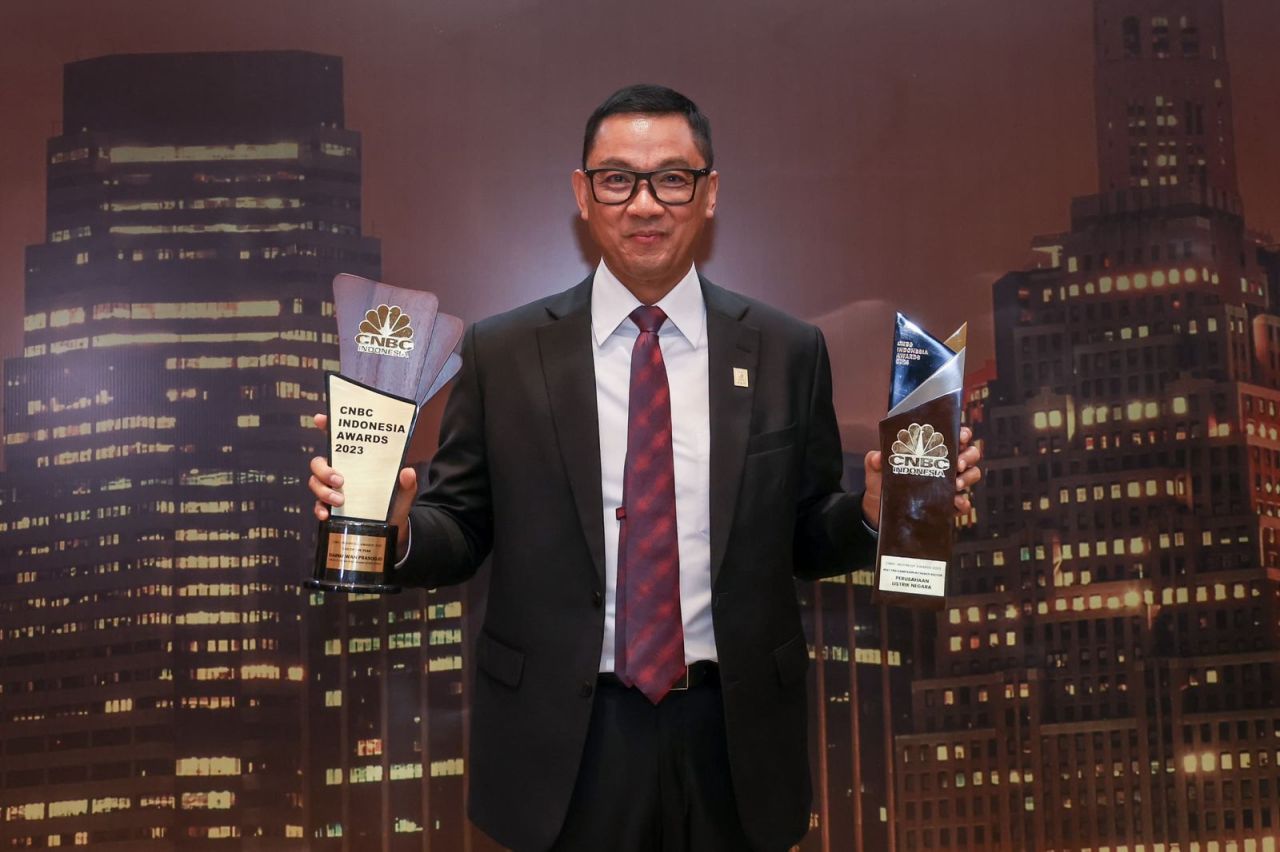 Direktur Utama PT PLN (Persero) Darmawan Prasodjo terima penghargaan CEO Of The Year. (Foto: PLN for Jatimkini.com)