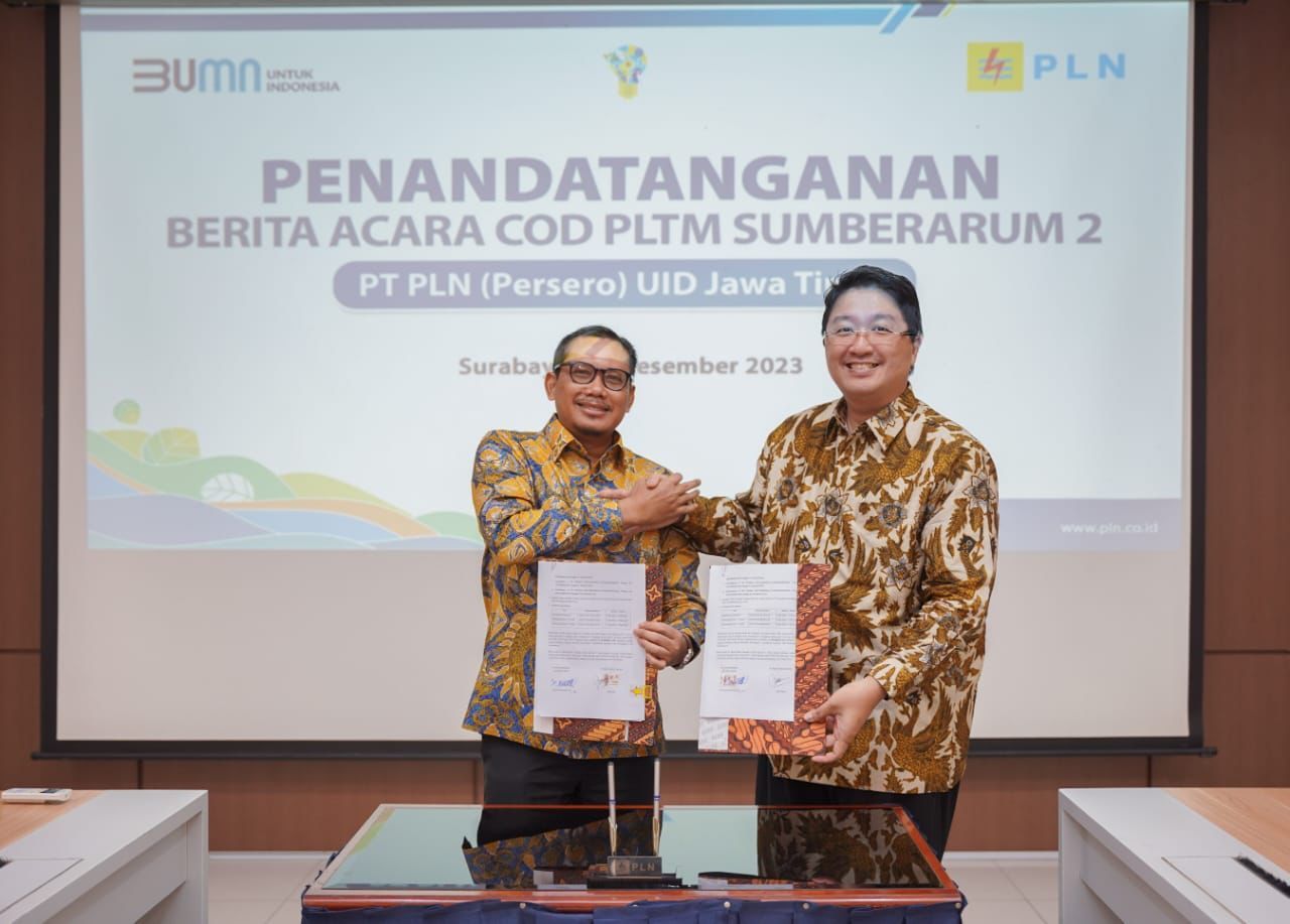 GM PT PLN (Persero) Unit Induk Dsitribusi (UID) Jawa Timur, Agus Kuswardoyo dan Direktur Mega Hydro Energy, Muwardi lakukan penandatanganan Berita Acara COD PTLM Sumberarum 2 di Banyuwangi.  (Foto: PLN for Jatimkini.com)
