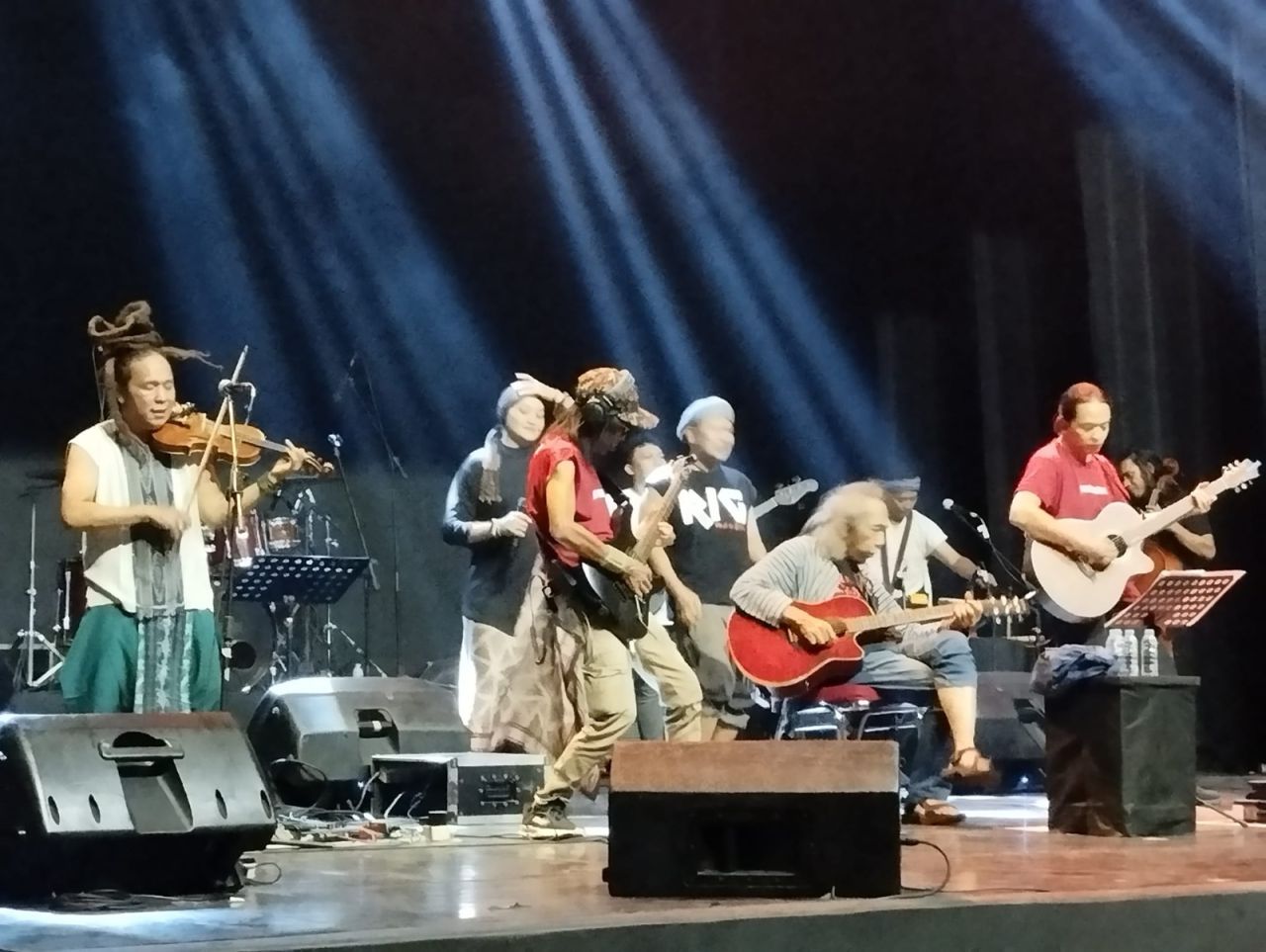 Konser Sawung Jabo bersama grup band Sirkus Barock di Gedung Cak Durasim Surabaya ( Foto : Rudy T Mintarto for Jatimkini.com )