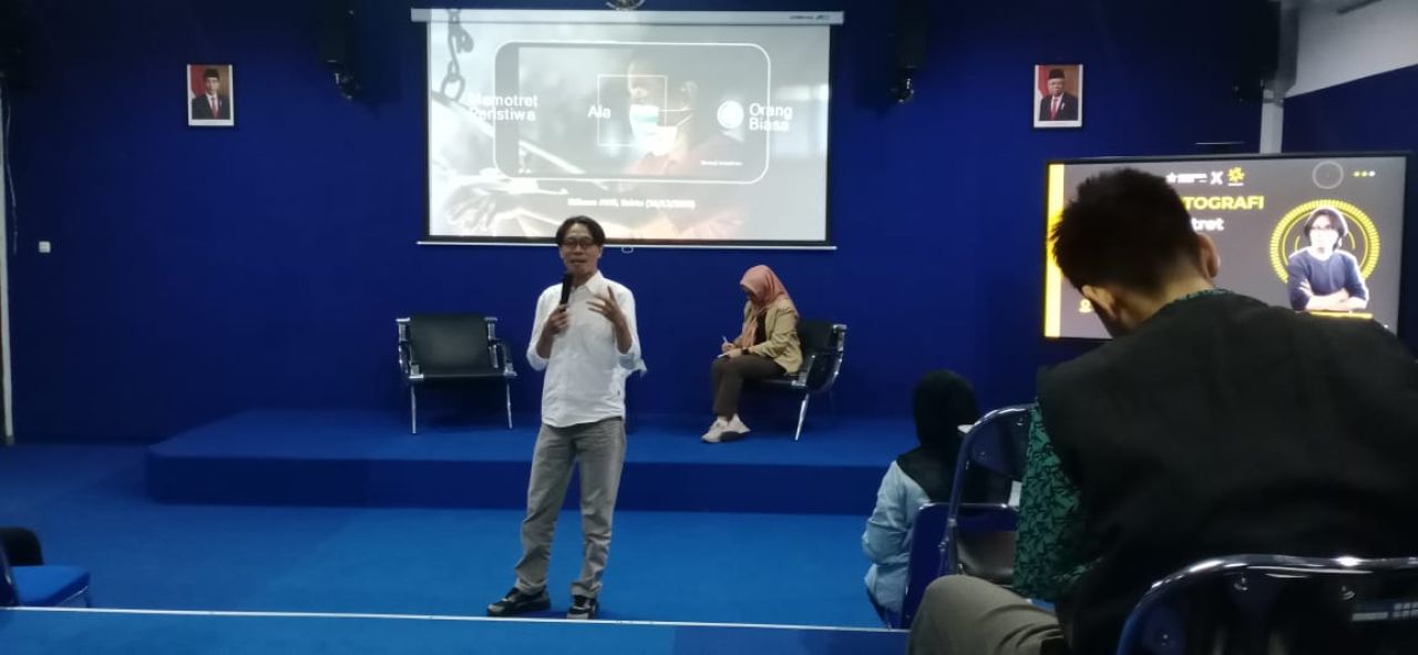 Mamuk Ismuntoro saat memberi menteri lomba foto jurnalistik yang di gelar AWS ( Foto : AWS for Jatimkini.com )