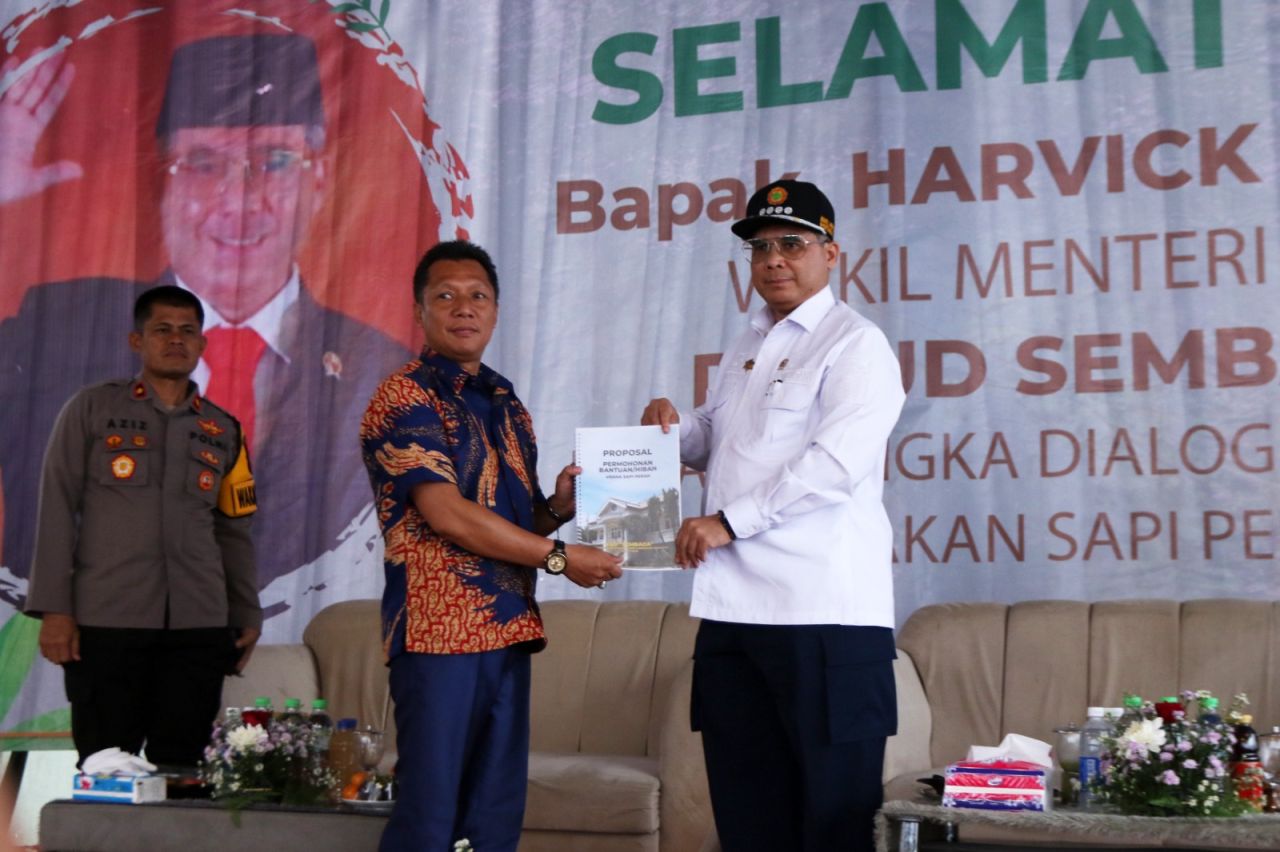Wakil Menteri Pertanian (Wamentan), Harvick Hasnul Qolbi di KUD Sembada, Kecamatan Puspo, Kabupaten Pasuruan, Jawa Timur, Jumat (15/12). Foto : Dok. Kementan