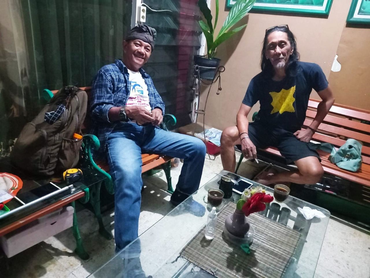Rudy T Mintarto ( kanan) saat ditemui Rokimdakas menceritakan perjalanan sebagai Duta Bangsa ( Foto : Ratna for Jatimkini.com )
