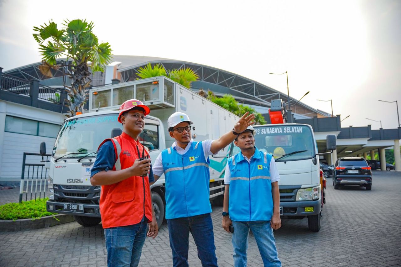 GM PLN UID Jatim lakukan kunjungan dan pengecekan secara langsung kesiapan kelistrikan di Gereja Bethany dan beberapa gereja di Surabaya, Sabtu (23/12). (Foto: PLN for Jatimkini.com)