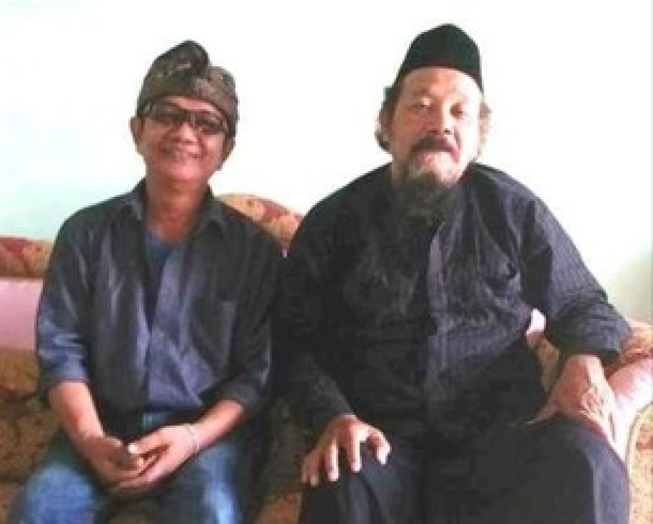 Dr Kyai Agus Sunyoto berpose bersama Rokimdakas di rumahnya kawasan Mendit, Malang. ( Foto : Jatimkini.com / Rokimdakas )