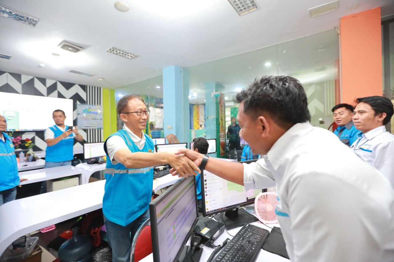 DirDist PLN meninjau langsung kesiapan kelistrikan termasuk di posko siaga PLN Unit Induk Distribusi (UID) Jawa Timur. (Foto: PLN for Jatimkini.com)