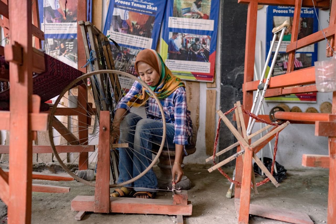 Mantan pekerja migran saat menenun. (Foto: PLN for Jatimkini.com)