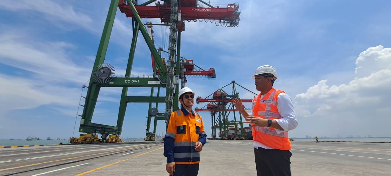 Direktur Utama TTL, David Pandapotan Sirait (kanan) berbicara dengan seorang petugas di dermaga Terminal Teluk Lamong. ( Foto : Jatimkini.com / Alvian Yoananta )