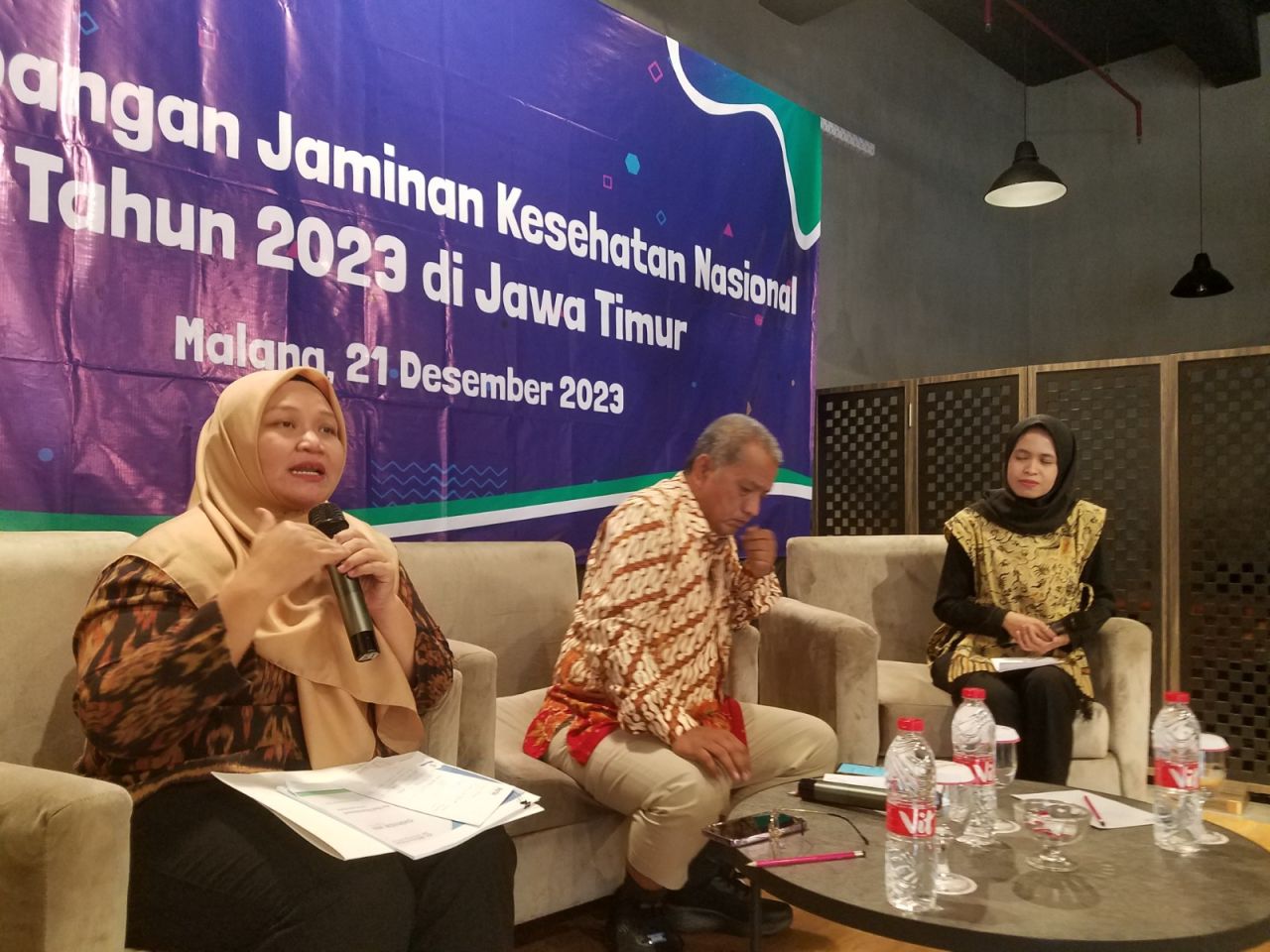 Asisten Deputi SDM, Umum, dan Komunikasi Publik BPJS Kesehatan Kedeputian Wilayah VII, Ayu Budi Mursintawati (kiri), bersama Kepala BPJS Kesehatan Cabang Malang, Roni Kurnia Hadi Permana, saat memberikan keterangan pers di Malang, Kamis (21/12).