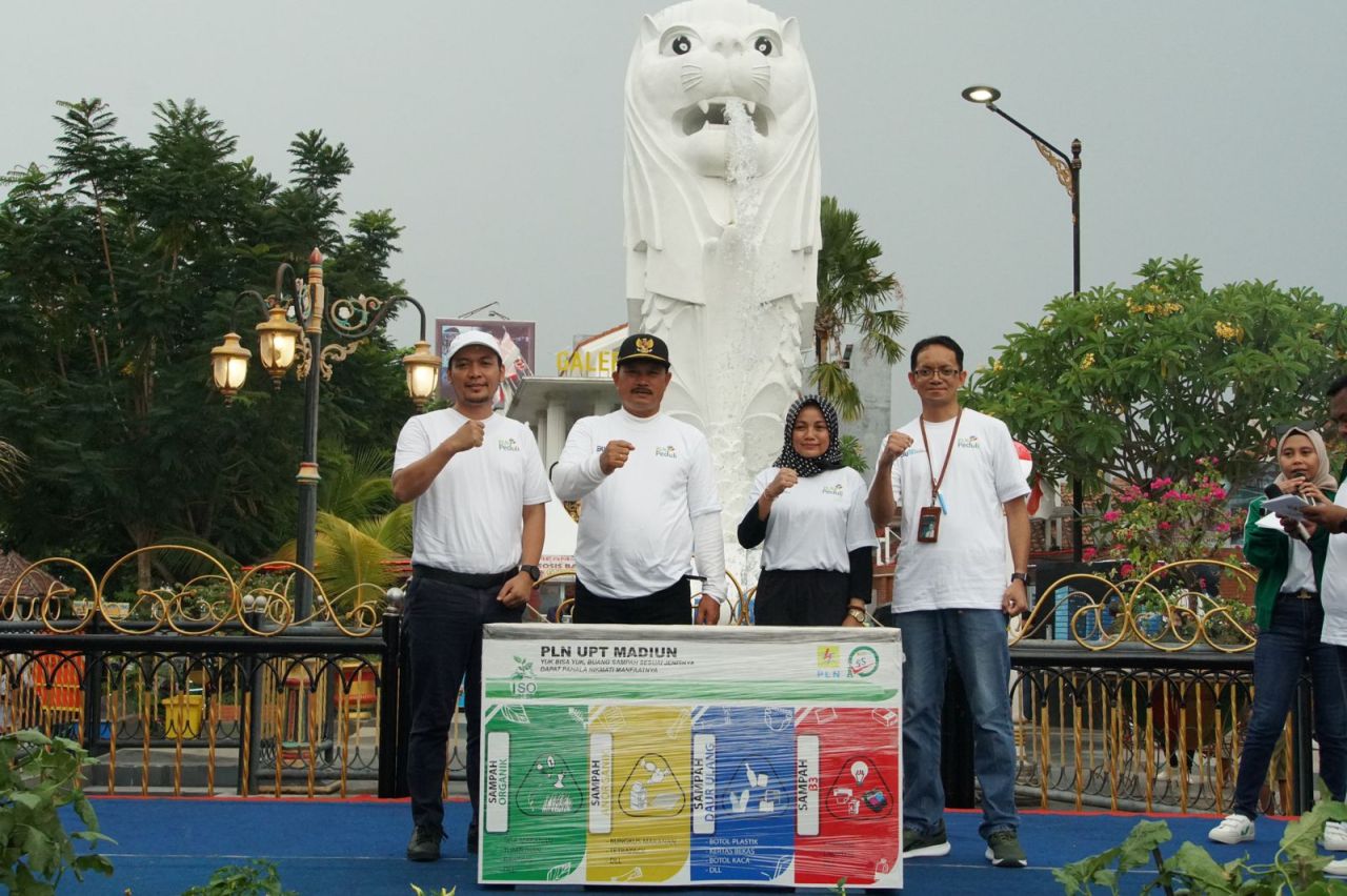 Walikota Madiun, Maidi bersama Manager PLN UP3 Madiun, Suhandopo  dalam Gerakan Aksi Peduli Lingkungan, Rabu (27/12).  (Foto: PLN for Jatimkini.com)