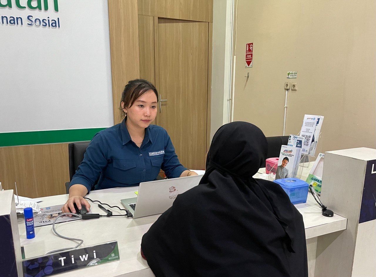 Petugas BPJS Kesehatan tengah melayani masyarakat. Foto istimewa