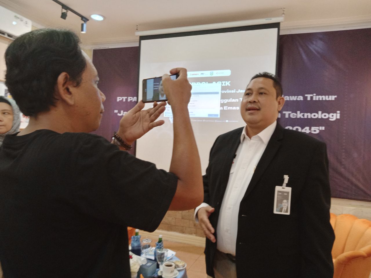 Ilustrasi : ParaJurnalis saat mewawancarai narasumber untuk memenuhi bahan berita yang baik untuk disajikan pada publik ( Foto : Dok. Jatimkini.com )