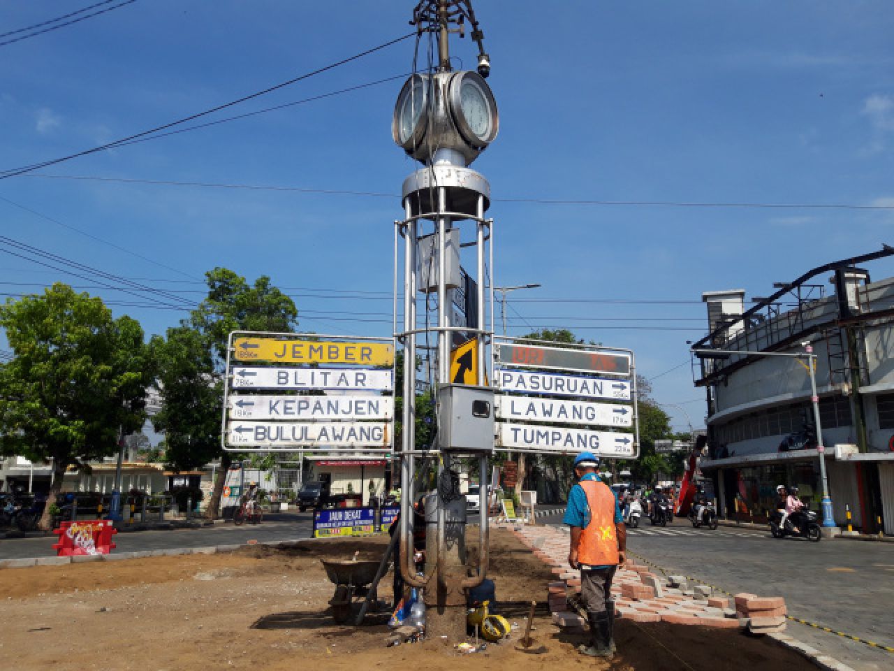 Pekerja mengebut penyelesaian pekerjaan taman kota di Kayutangan, Kota Malang, Jawa Timur. Foto : Dok. Jatimkini