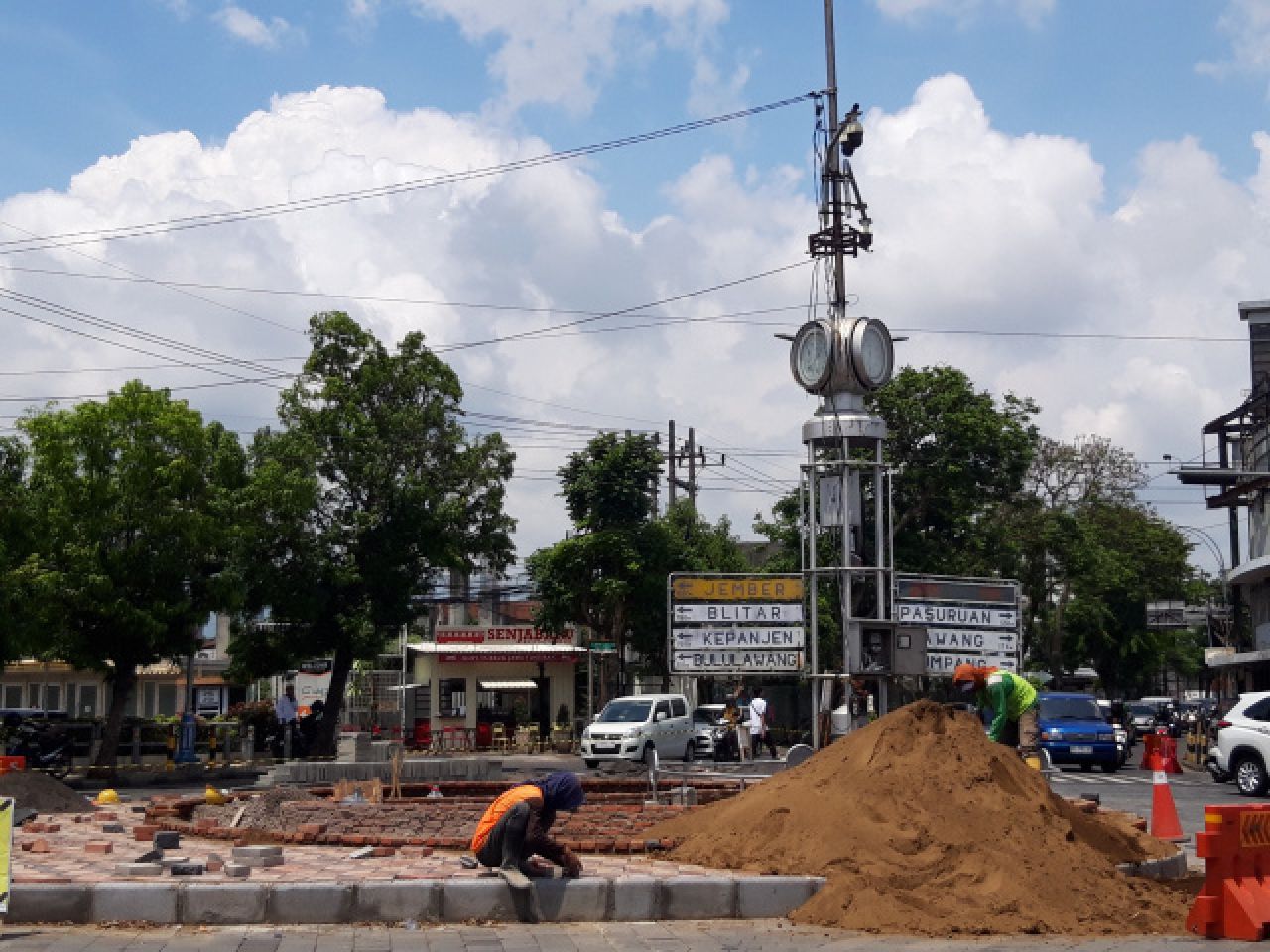 Pekerja menyelesaikan proyek pembangunan dan penataan di jam kota Kayutangan depan PLN Kota Malang, Jawa Timur, Jumat (8/12). Median pemisah jalan di taman itu dibongkar ulang guna mengurai kemacetan. Foto : Jatimkini/Bagus Suryo