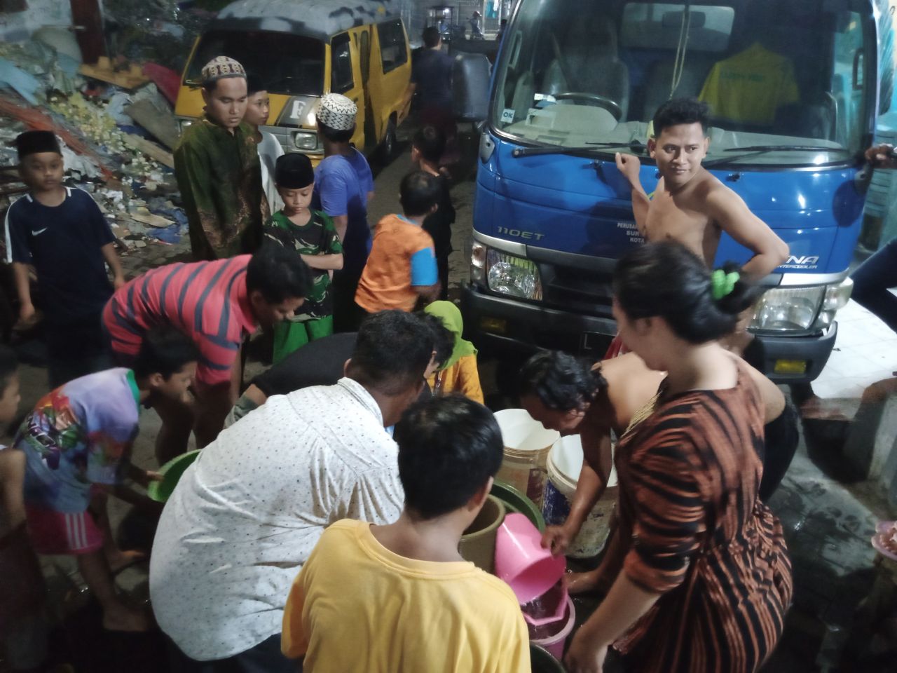 Warga Sidotopo Dipo langsung menyerbu air bersih bantuan dari PDAM Kota Surabaya ( Foto : Jatimkini.com )