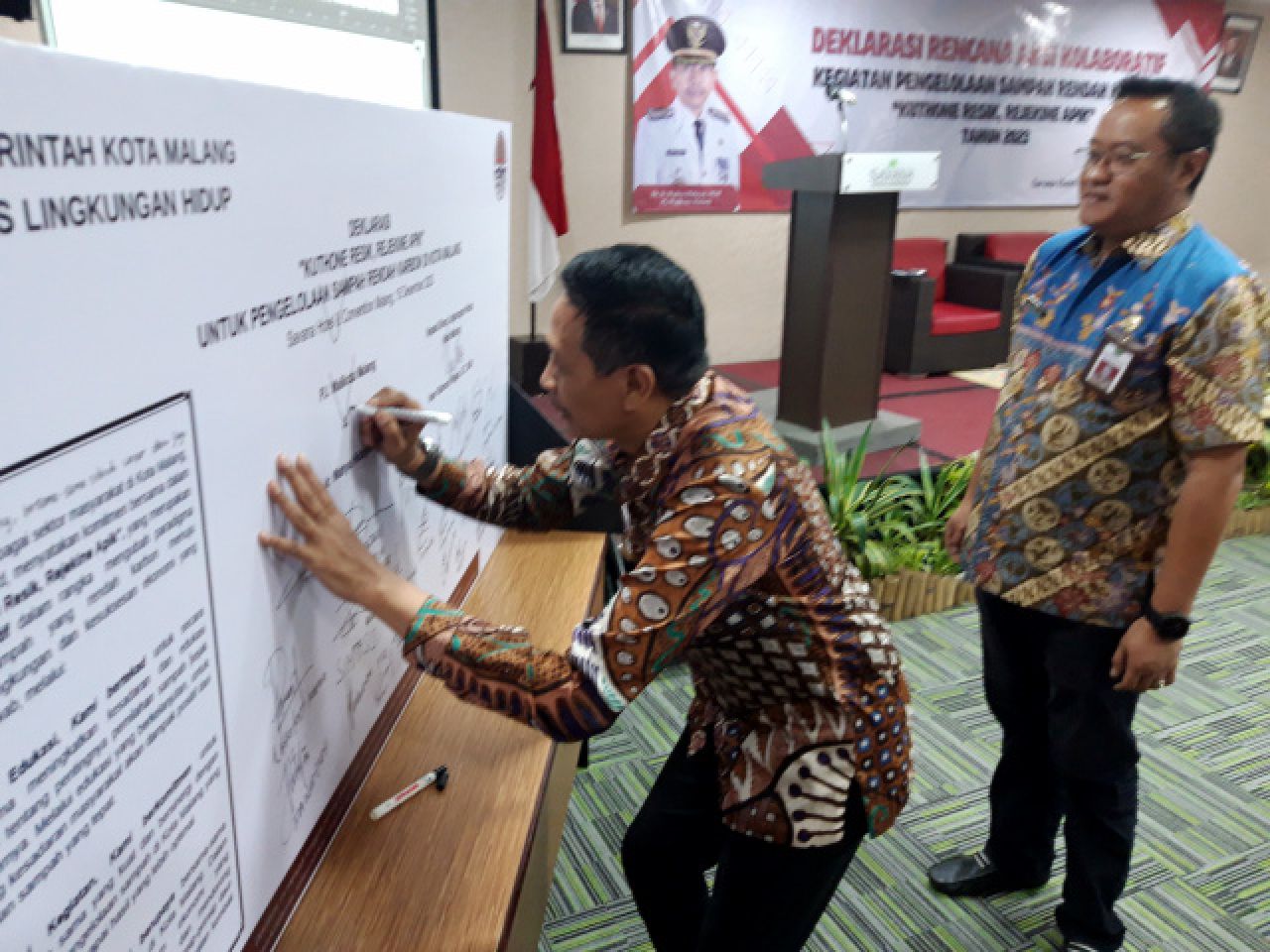 Penjabat Wali Kota Malang Wahyu Hidayat menandatangani deklarasi aksi kolaboratif pengelolaan sampah rendah karbon mengusung spirit Kuthone resik, rezekine apik, Jumat (15/12). Foto : Jatimkini/Bagus Suryo