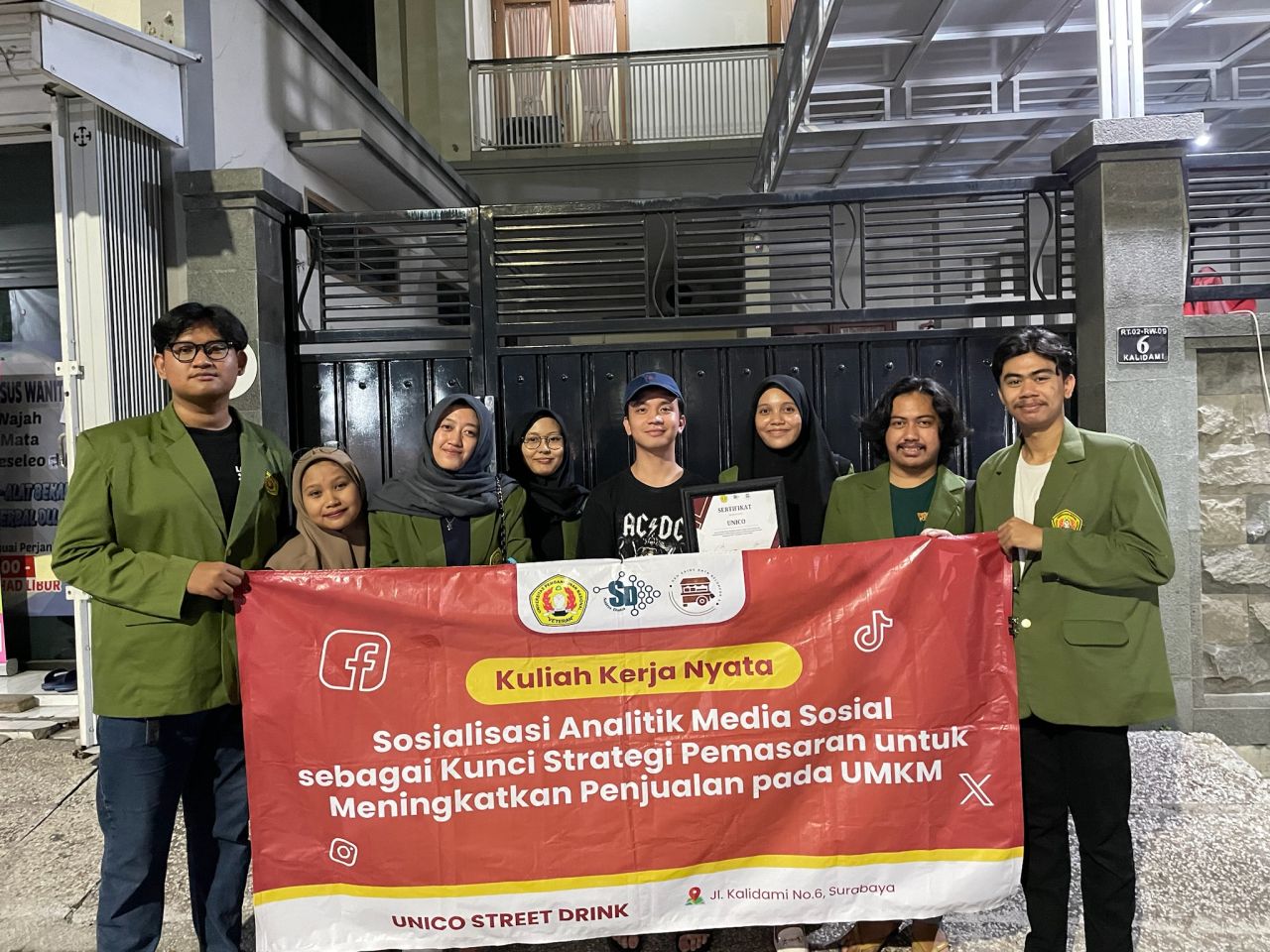 Mahasiswa Universitas Pembangunan Nasional  (UPN ) Veteran Jawa Timur terjun kelapangan guna lakukan sosialisasi pada pelaku Usaha Mikro Kecil dan Menengah (UMKM) yang bergerak di bidang Food n Beverage (FnB) ( Foto : UPN Veteran Jatim for Jatimkini.com )