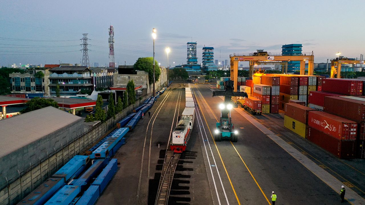 Kereta Api barang saat tiba di CY milik PT Terminal Petikemas Surabaya. (Foto-foto: dok TPS).