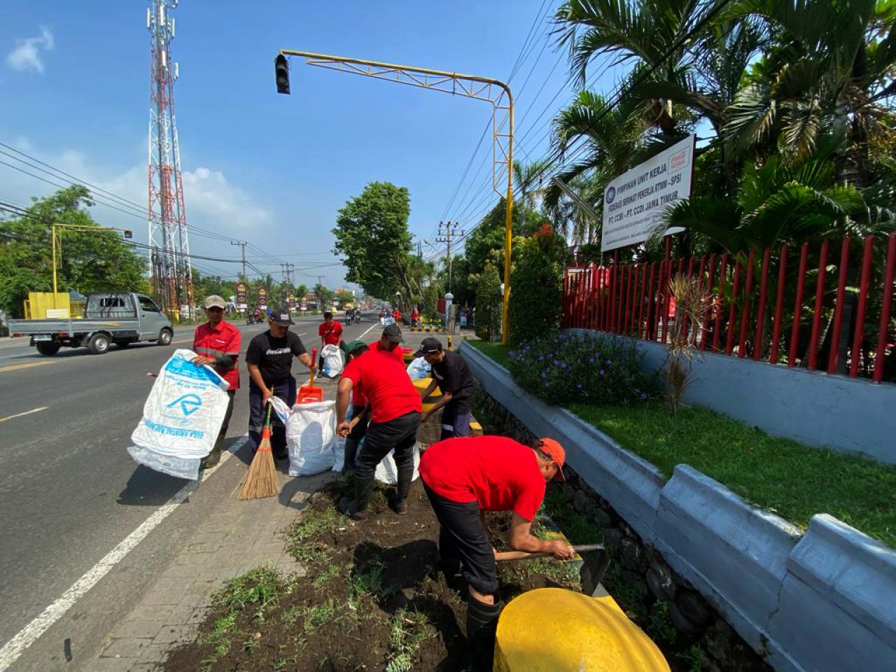 Pegawai CCEP Indonesia di Kabupaten Pasuruan melakukan pembersihan aliran sungai guna mengantisipasi dampak banjir, Sabtu (16/12/2023). (Foto: dok CCEP Indonesia).