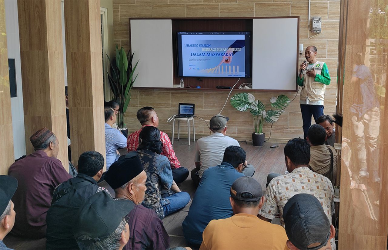 Ketua RT 23/RW 07 Kelurahan Sekardangan, Kecamatan/Kabupaten Sidoarjo Heri Sugiono menjelaskan materi pengelahan sampah di Kampung Edukasi Sampah.